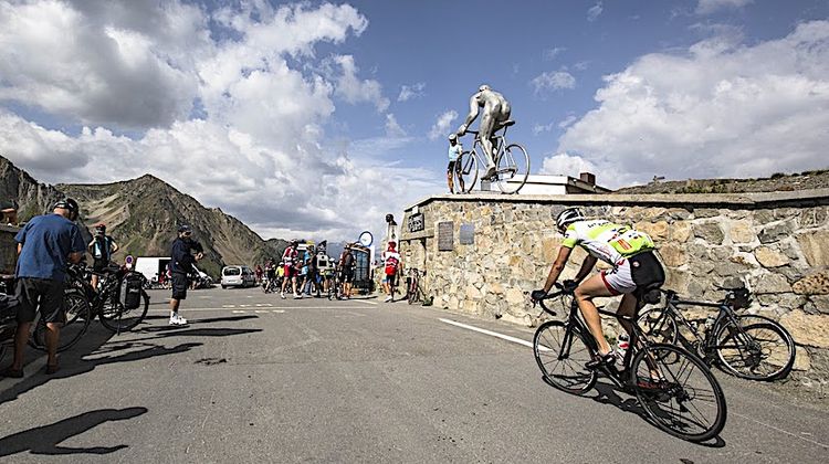 MAILLOT ROUGE – Deux étapes de La Vuelta en Bigorre, Béarn et Pays Basque